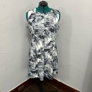 ILE New York Black and White Sleeveless Dress